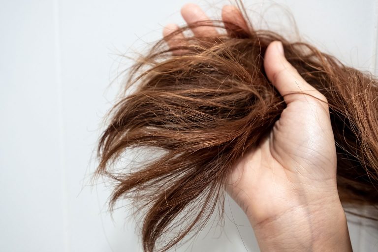 8 Signs of Damaged Hair